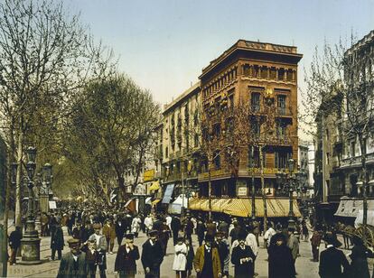 Las Ramblas de Barcelona alrededor del año 1900.