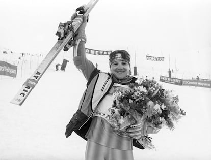 La esquiadora española Blanca Fernández Ochoa saluda tras cruzar la meta en la prueba del Slalom Gigante, dentro de los Campeonatos de España de Esquí Absoluto, en 1992. Esta fue su última competición como profesional.