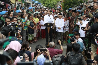El presidente de Indonesia, Joko Widodo, durante su discurso como ganador de las elecciones en un barrio pobre de Yakarta.