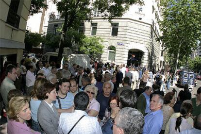 Afectados por la presunta estafa, ayer por la mañana ante la sede de Fórum Filatélico, en la calle de José Abascal de Madrid.