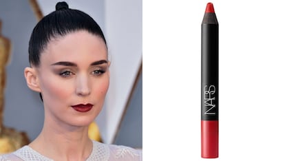 Cruella de NARS

Puede usarse para perfilar y rellenar el labio y, junto al Dragon Girl, es uno de los hits de NARS. Se trata de un rojo escarlata de cobertura alta y acabado mate. Su precio es de 26,50 euros.