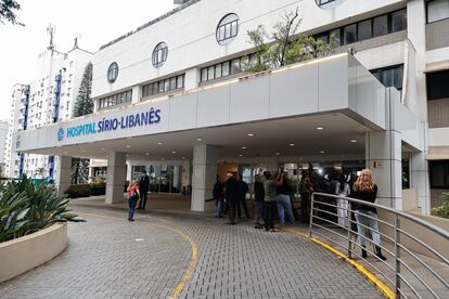 Medios de comunicación esperan en el exterior del hospital Sirio-Libanés de São Paulo, este martes.