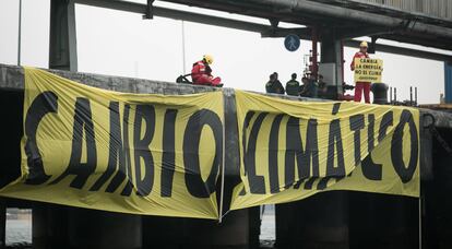 Acción de Greenpeace en la central termica de Los Barrios.