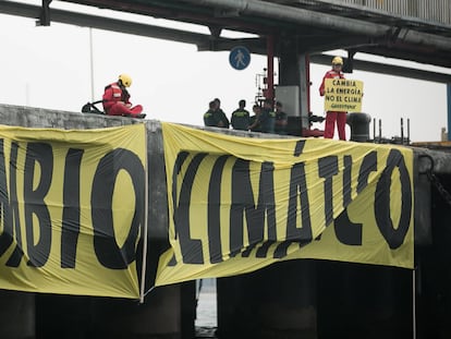 Acción de Greenpeace en la central termica de Los Barrios.