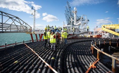 El barco cablero Skagerrak espera en el puerto de Sagunto para comenzar la instalación de 54 kilómetros de cable para el enlace de 100 megavatios que conectará el archipiélago balear con la península Ibérica.