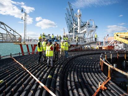 El barco cablero Skagerrak espera en el puerto de Sagunto para comenzar la instalación de 54 kilómetros de cable para el enlace de 100 megavatios que conectará el archipiélago balear con la península Ibérica.