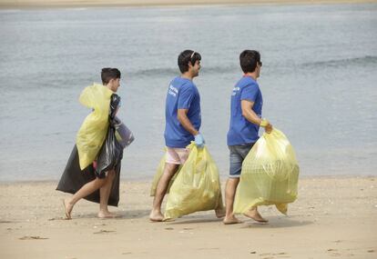 Retirada de residuos de una playa de Punta Umbría (Huelva).