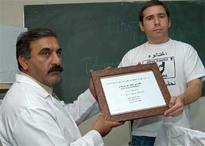 Javier Couso (derecha) entrega, ayer, una placa a un médico iraquí que atendió a su hermano José.