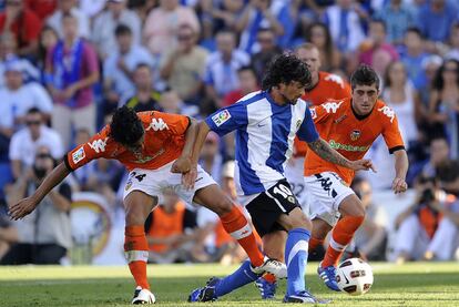 Tote intenta zafarse de la marca de Tino Costa y de Pablo Hernández.