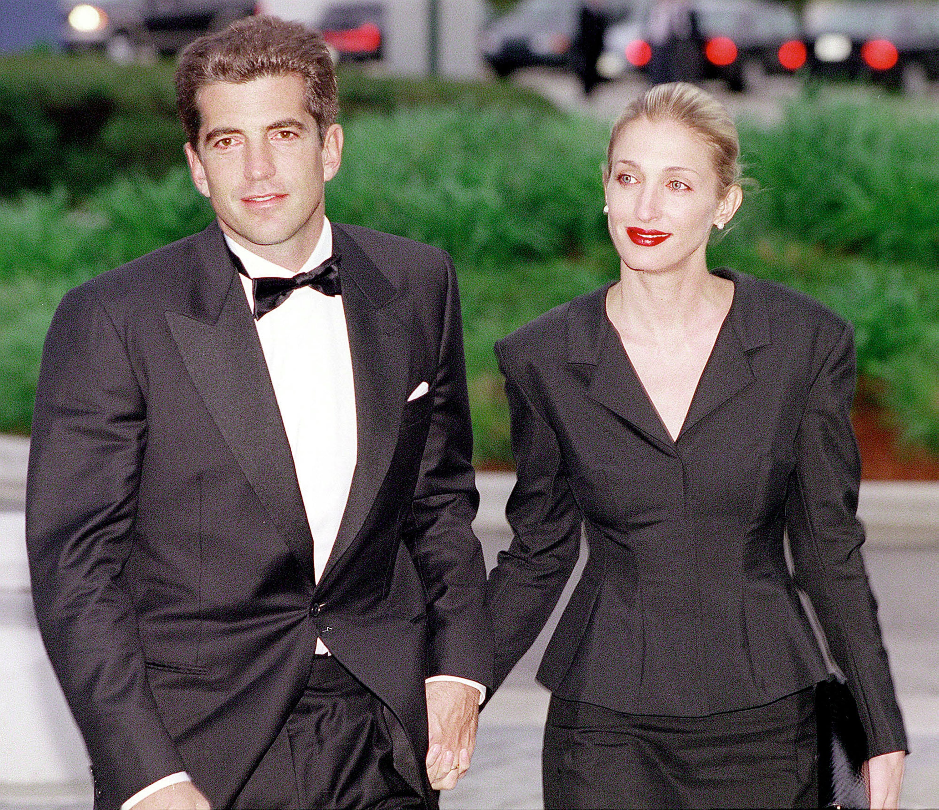 Jack Schlossberg, nieto de John F. Kennedy, acusa a Ryan Murphy de ganar millones a costa de su familia 1 John F. Kennedy Jr. y su mujer Carolyn Bessette, en la gala anual John F. Kennedy Library Foundation, el 23 de mayo de 1999 en Boston.