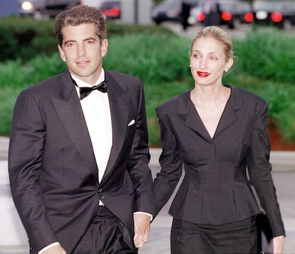 John F. Kennedy Jr. y su mujer Carolyn Bessette, en la gala anual John F. Kennedy Library Foundation, el 23 de mayo de 1999 en Boston.