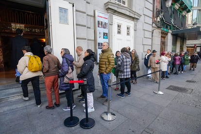 Ciudadanos se despiden en la capilla ardiente de la actriz Marisa Paredes en el Teatro Español en Madrid. 