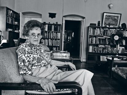 Elizabeth Hawley, periodista que registra todas las expediciones de alpinistas que llegan al Himalaya por Nepal