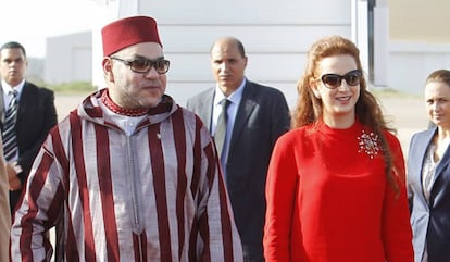 Lala Salma y Mohamed VI, en el aeropuerto de Rabat en julio de 2014.