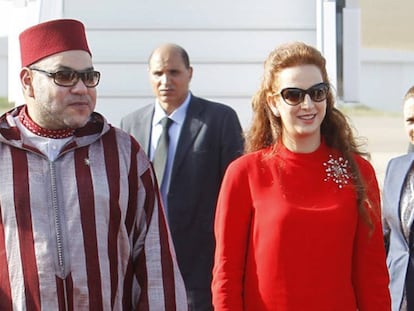 Lala Salma y Mohamed VI, en el aeropuerto de Rabat en julio de 2014.