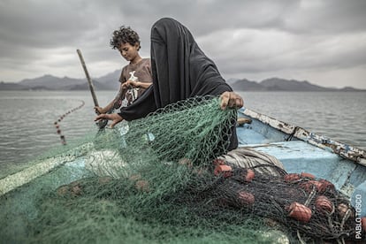 Fátima tiene nueve hijos. Para mantenerlos, se gana la vida con la pesca. A pesar de que su pueblo fue devastado por el conflicto armado en Yemen, Fátima regresó para reanudar su medio de vida, comprando una embarcación con el dinero que obtuvo de la venta de pescado. El conflicto -entre los rebeldes chiítas huthi y una coalición árabe suní liderada por Arabia Saudí- data de 2014 y ha provocado lo que UNICEF ha calificado como la mayor crisis humanitaria del mundo. Unos 20,1 millones de personas (casi dos tercios de la población) necesitaban asistencia alimentaria a principios de 2020 y aproximadamente el 80% de la población depende de la ayuda humanitaria.