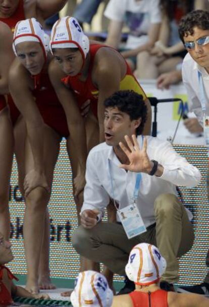 Miki Oca da instrucciones a sus jugadoras en la final ante Holanda.