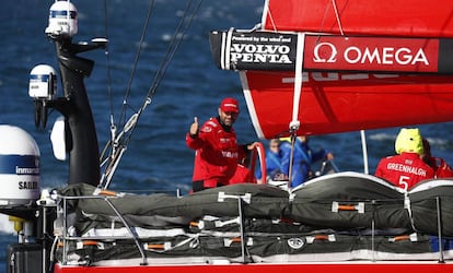 Xabi Fern&aacute;ndez celebra la victoria de su equipo en la segunda etapa de la Volvo Ocean Race.