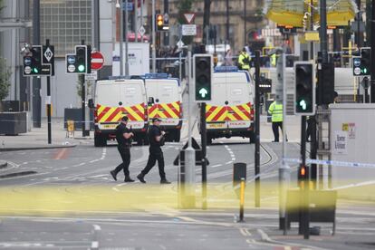 Policías armados, cerca del Manchester Arena después del ataque terrorista.