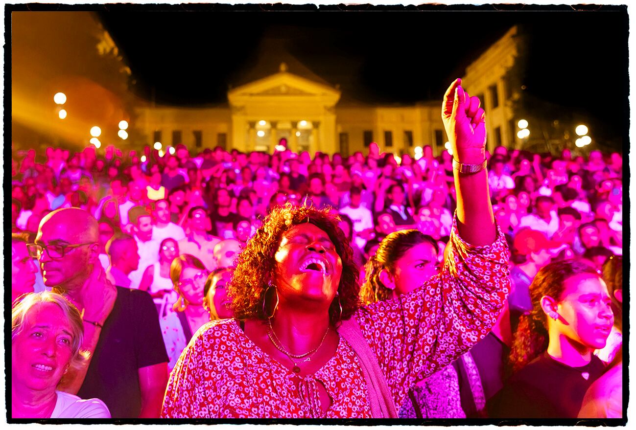 Una mujer disfruta del concierto de Silvio Rodríguez en La Habana.