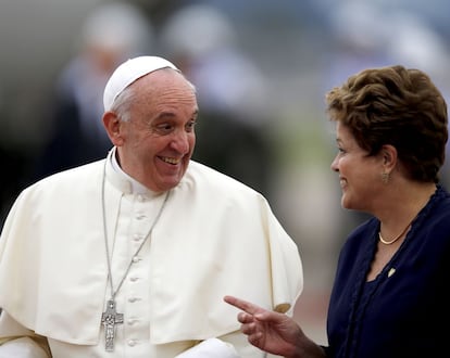 El papa Francisco ha sido recibido en el aeropuerto de R&iacute;o de Janeiro por la presidenta de Brasil, Dilma Rousseff. 