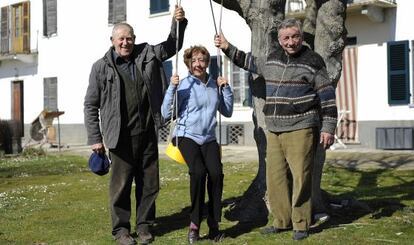 Armando (izquierda), Anna y Delmo Bergoglio, parientes del Papa, frente a su casa del pueblo italiano de Portacomaro.