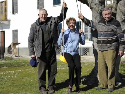 Armando (izquierda), Anna y Delmo Bergoglio, parientes del Papa, frente a su casa del pueblo italiano de Portacomaro.