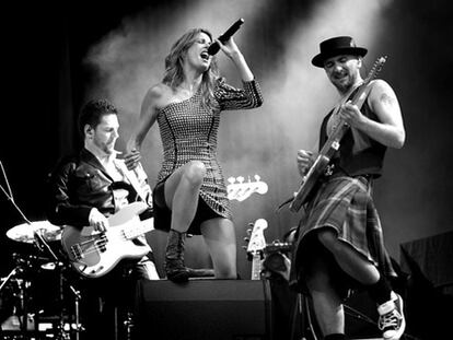 La cantante Kirsty Bertarelly acompaña a Simply Red, la banda de Mick Hucknall. A la derecha, Peaches en el festival Love Box.