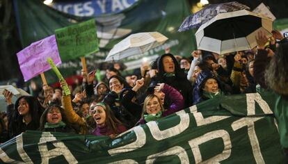 Manifestação na Argentina em 4 de junho a favor da despanalização do aborto.