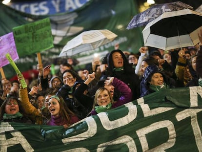 Manifestação na Argentina em 4 de junho a favor da despanalização do aborto.