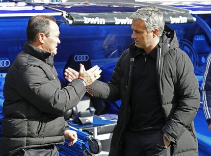 Mourinho saluda a Juan Ignacio Martínez.