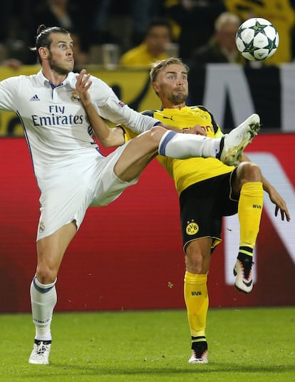 Marcel Schmelzer disputa el balón con el galés Gareth Bale. 