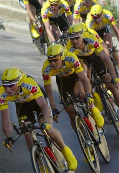 Los ciclistas del ONCE en una contrarreloj por equipos del Tour en 2003.