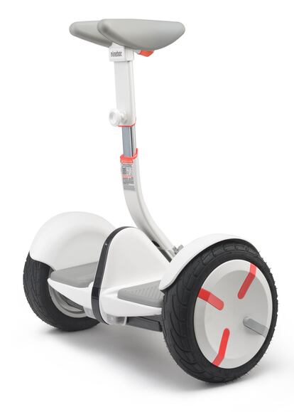 El Ninebot Mini Pro by Segway es más pequeño que el resto de sus modelos. El mástil extraíble sirve de punto de apoyo para las piernas. Por 799 euros.