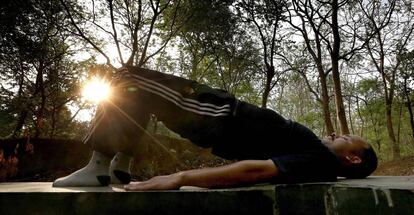 Un hombre practica yoga en Bhopal (India).