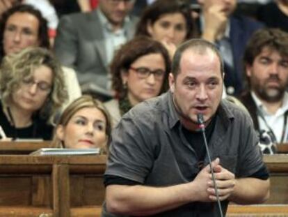 David Fernández, diputado de la CUP, durante su intervención en la sesión de control al Govern en el Parlamento catalán.