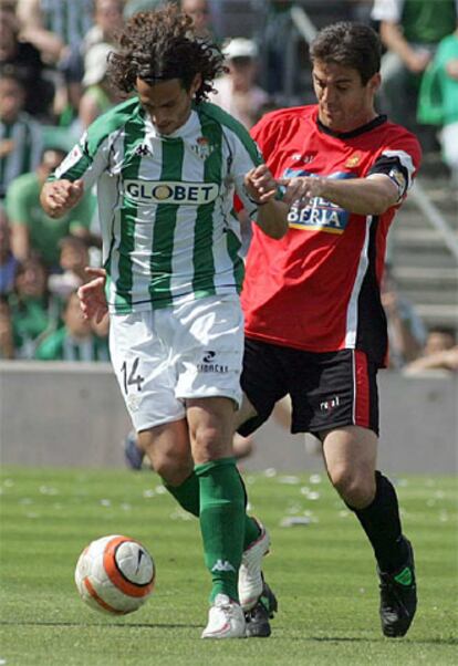 El jugador del Betis, Capi, trata de mantener el balón ante la presión de Ballesteros, del Real Mallorca.