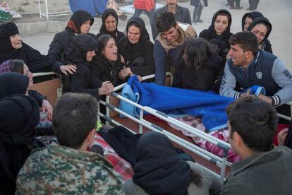 Familiares lloran la muerte de un ser querido tras el terremoto en la ciudad de Sarpol-e Zahab (Irán).