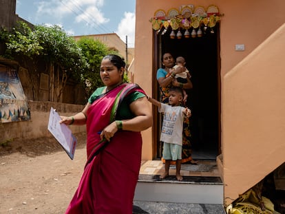 Rutuja Shelke, trabajadora de salud comunitaria, deja a sus hijos con la abuela para acudir a su empleo, en Phulewadi, Kolhapur (India).