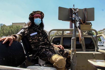 Un talibán en un punto de control en Kabul, el 8 de septiembre.