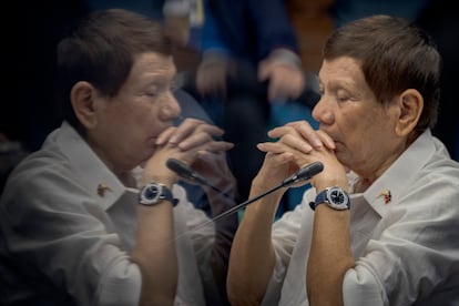   Rodrigo Duterte, odzwierciedlony w ścianie, podczas swojego wystąpienia na Filipinach Senat, aby odpowiedzieć na wojnę jego administracji narkotykowej, 28 października.