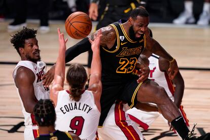 LeBron James salta entre Butler y Olynyk.