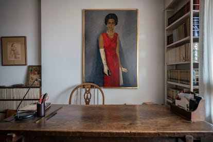 El cuadro de una mujer de rojo sobre fondo gris observa el centenario escritorio sobre el que Miguel Delibes Setién (Valladolid, 1920-2010) pasó sus últimos 30 años escribiendo. La mujer era su amada Ángeles de Castro, fallecida en 1974, que inspiró precisamente su novela 'Señora de rojo sobre fondo gris' (1991).