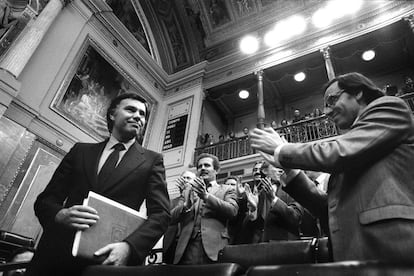Felipe González, aplaudido por Alfonso Guerra y otros miembros del PSOE tras ser proclamado presidente del Gobierno en la sesión de investidura en el Congreso de los Diputados el 1 de diciembre de 1982.
