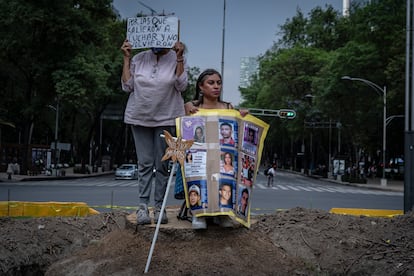 Dos mujeres permanecieron sobre el tronco de la palma en la glorieta. 