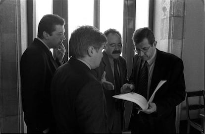 Sessi&oacute; de debat del Pol&iacute;tica Ling&uuml;&iacute;stica l&#039;any 1997. D&#039;esquerra a dreta, el llavors conseller de Cultura, Josep Maria Pujals; Carod Rovira (ERC) i Salvador Clotas (PSC).