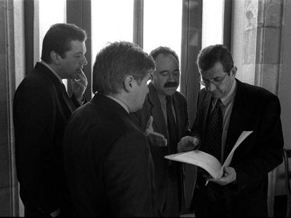 Sessi&oacute; de debat del Pol&iacute;tica Ling&uuml;&iacute;stica l&#039;any 1997. D&#039;esquerra a dreta, el llavors conseller de Cultura, Josep Maria Pujals; Carod Rovira (ERC) i Salvador Clotas (PSC).
