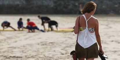 Una joven pasea por la playa de la Zurriola de San Sebasti&aacute;n. 