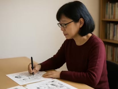 La autora japonesa Ryo Tatsuki con algunas de las viñetas de su manga 'El futuro que yo vi'.
