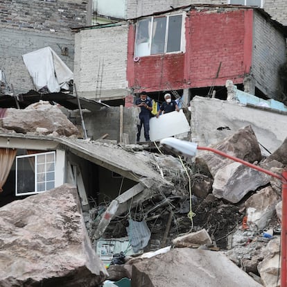 Rescue teams work after a landslide at Cerro del Chiquihuite buried houses in the area, in the municipality of Tlalnepantla de Baz, on the outskirts of Mexico City, Mexico, September 10, 2021. REUTERS/Edgard Garrido
